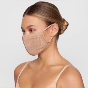 SKIMS SEAMLESS FACE MASK, One Size Fits All, Color: CLAY